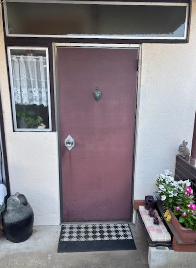 小林トーヨー住器の玄関もリシェントなら１日でリフォームの施工前の写真1