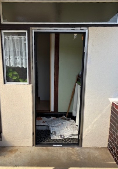 小林トーヨー住器の玄関もリシェントなら１日でリフォームの施工前の写真2