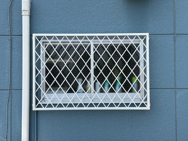 小林トーヨー住器の防犯に後付け面格子の施工後の写真2