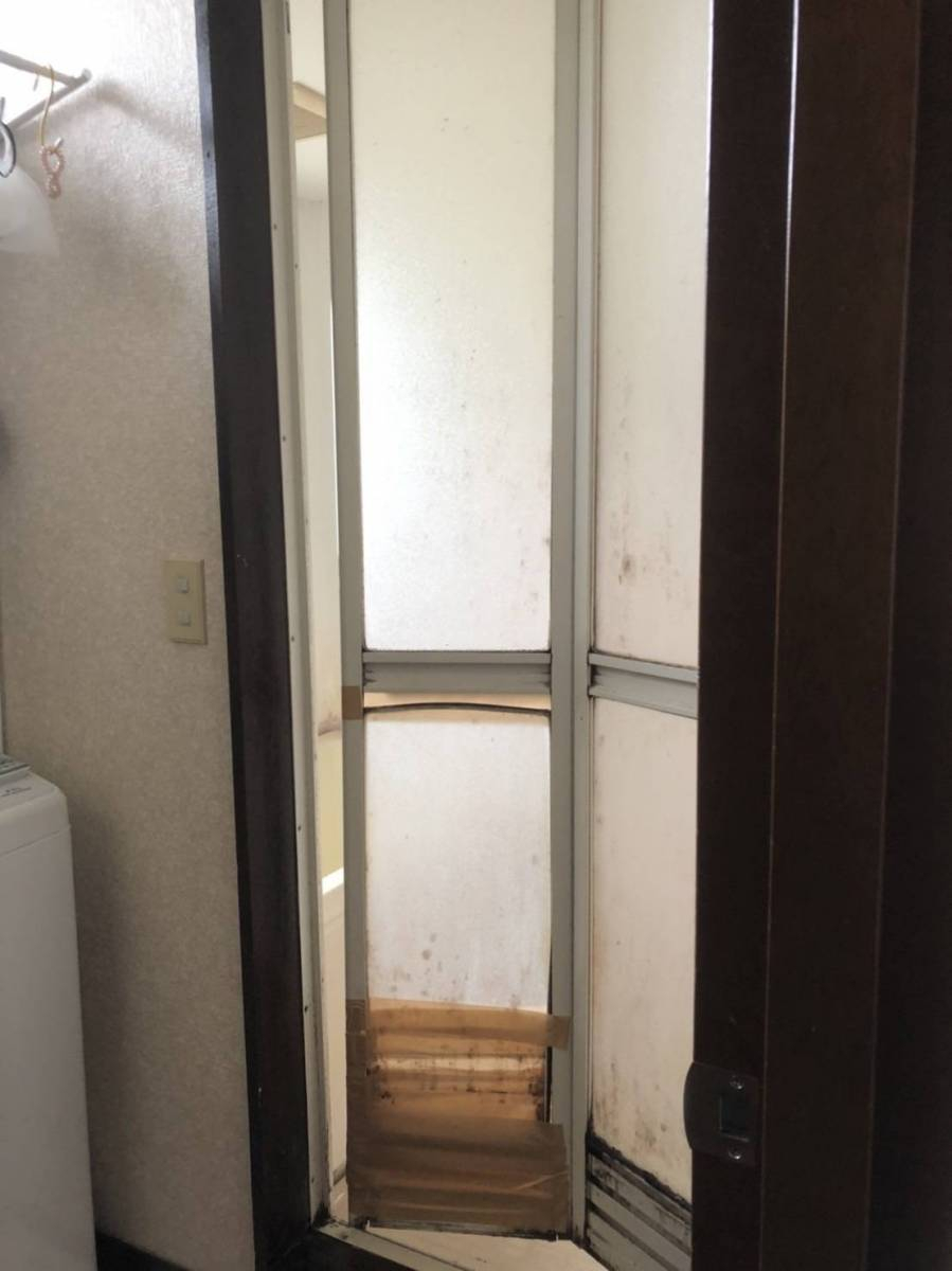 小林トーヨー住器のお風呂のドアを交換の施工前の写真1