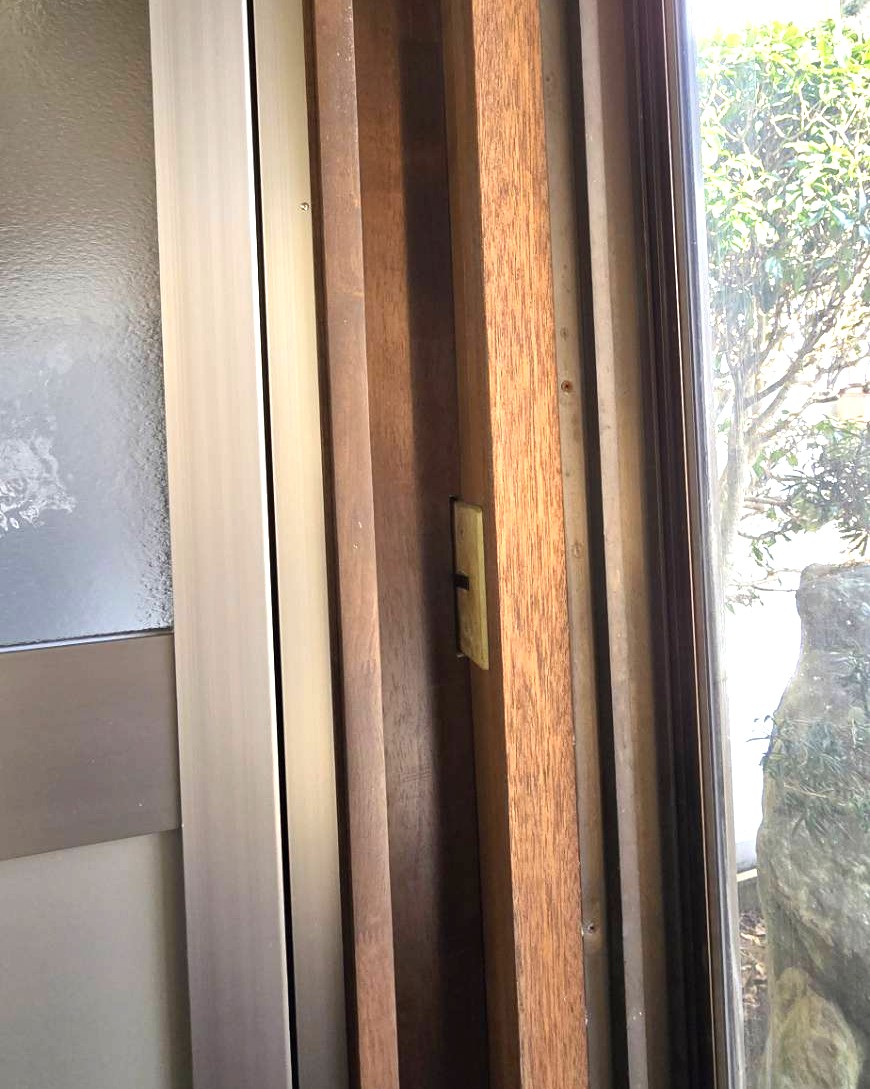 ワタナベトーヨー住器の勝手口ドア取付＋ペットドア加工の施工事例詳細写真4