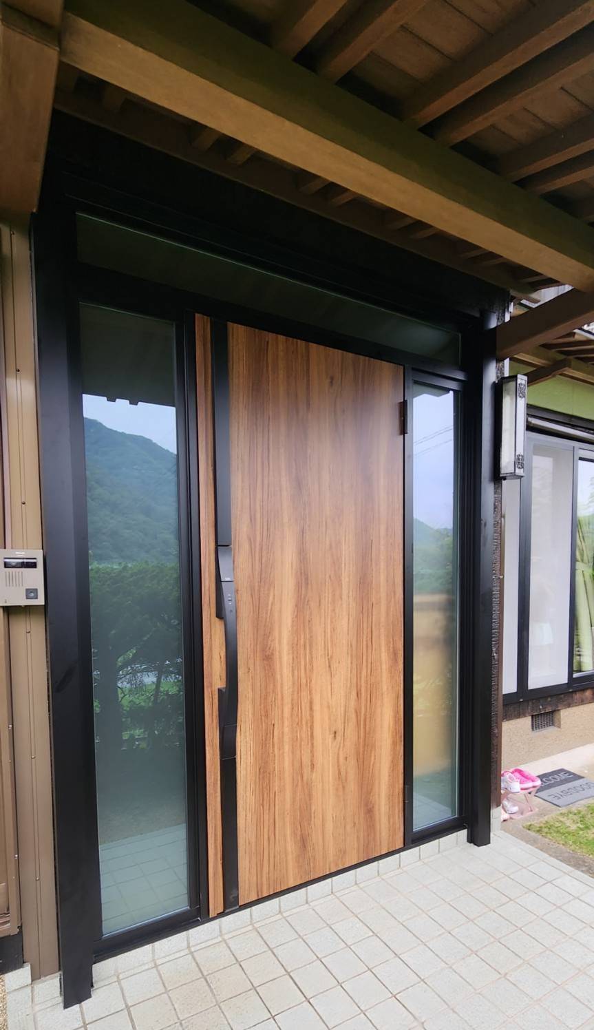 ワタナベトーヨー住器の引戸からリシェント玄関ドアへの施工事例詳細写真1