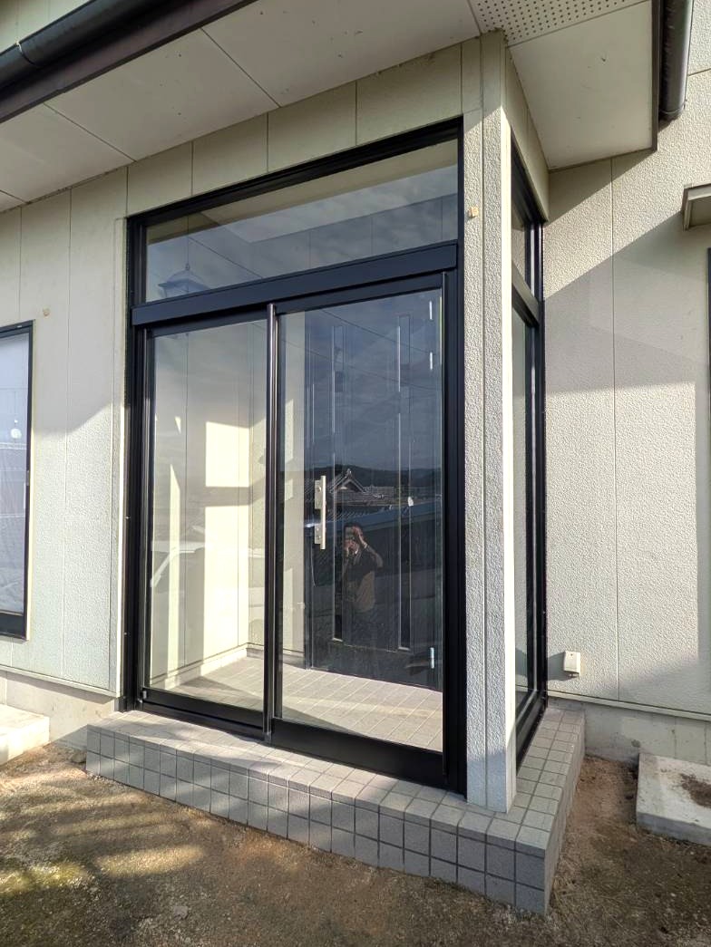 ワタナベトーヨー住器の風除室設置で快適な玄関空間へリフォームの施工事例詳細写真1