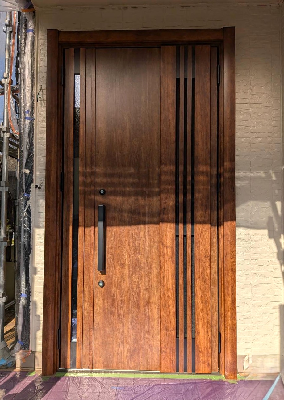 ワタナベトーヨー住器の玄関ドアを1日でリフォーム｜LIXILリシェント施工の施工事例詳細写真1