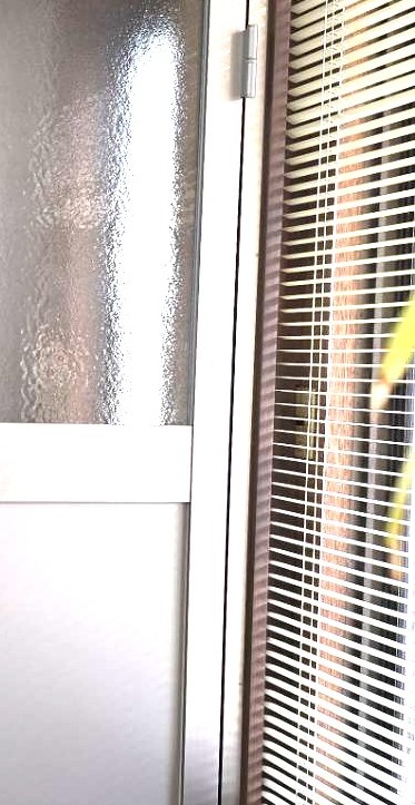 ワタナベトーヨー住器の勝手口ドア取付＋ペットドア加工の施工事例詳細写真5