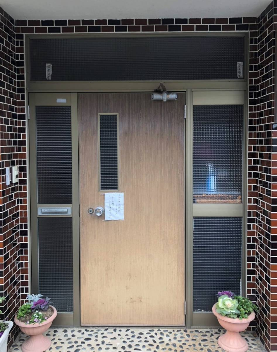 ワタナベトーヨー住器の【リシェント玄関ドア】の施工前の写真1