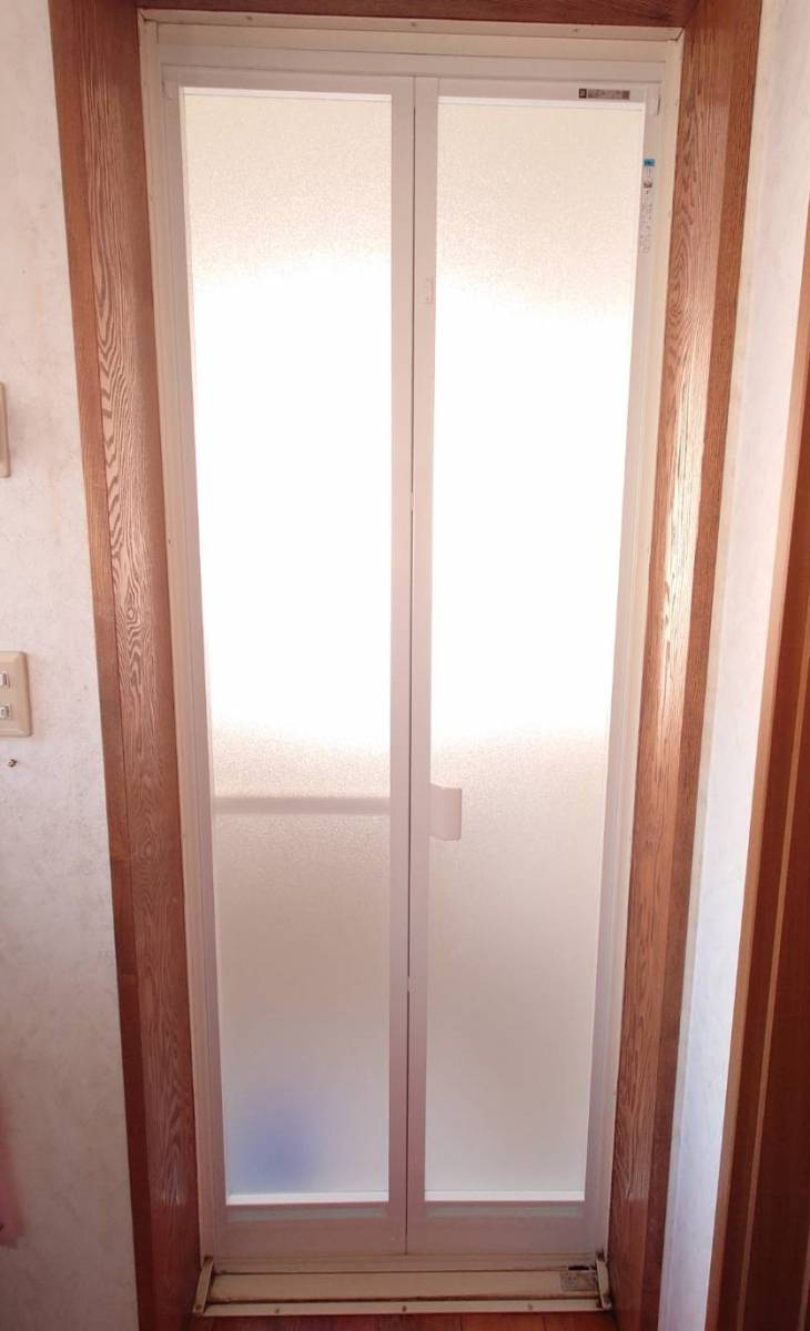 ワタナベトーヨー住器の浴室ドアから浴室折れ戸への施工後の写真1