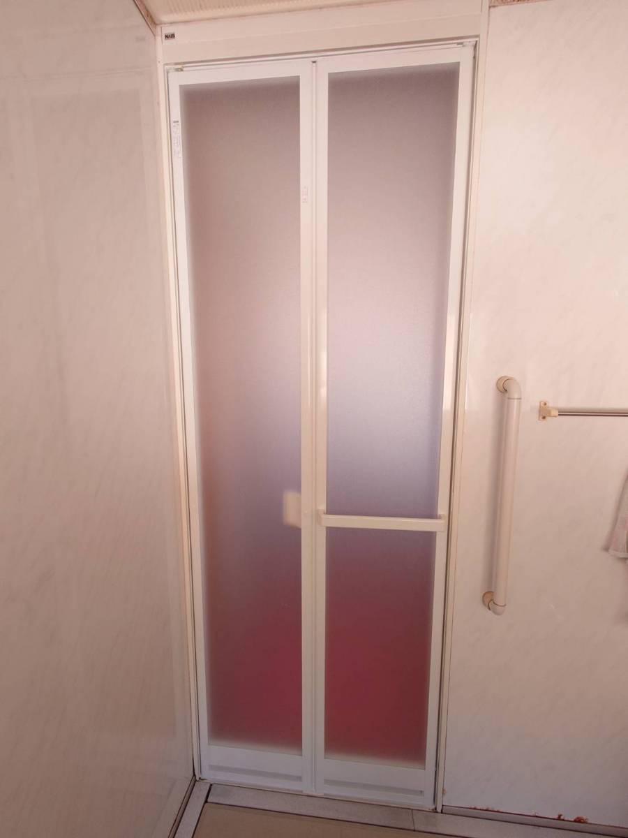 ワタナベトーヨー住器の浴室ドアから浴室折れ戸への施工後の写真2