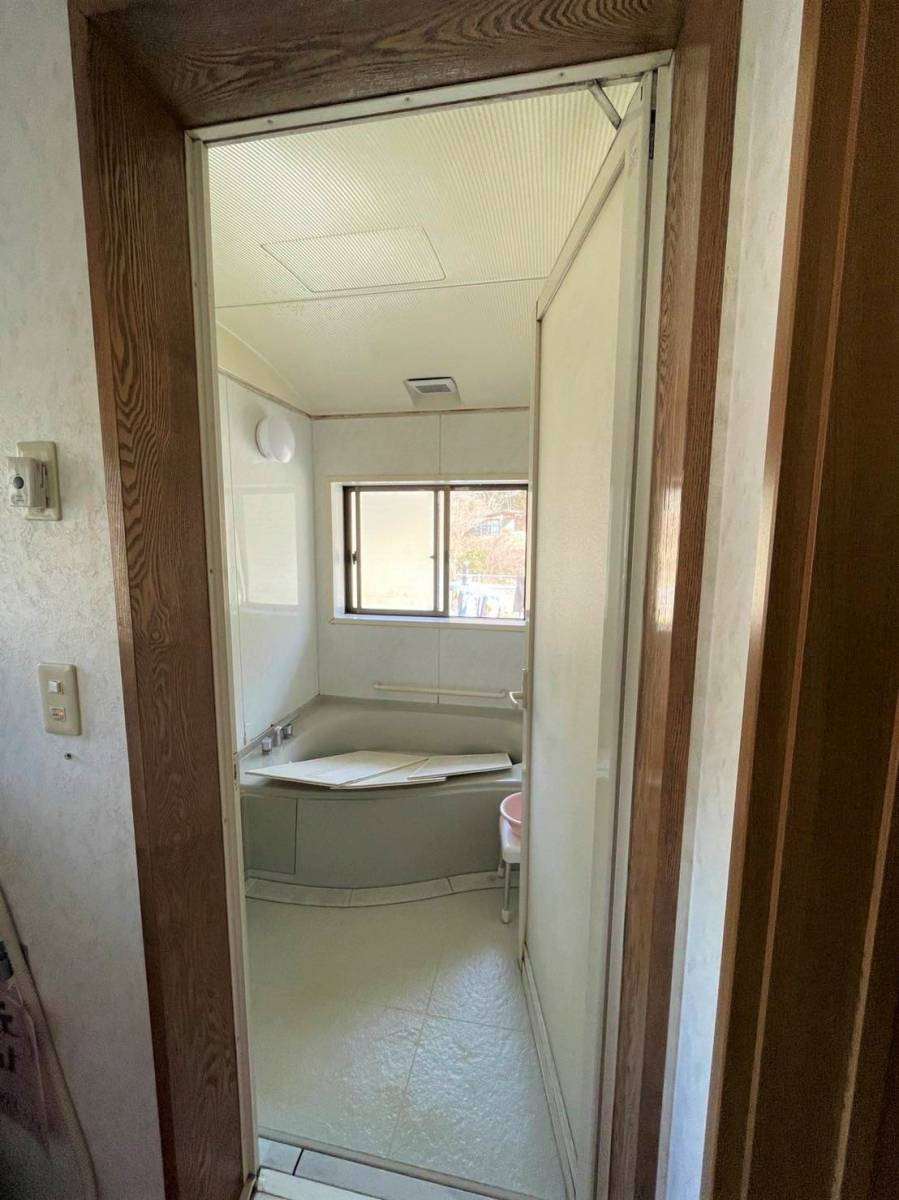ワタナベトーヨー住器の浴室ドアから浴室折れ戸への施工前の写真1