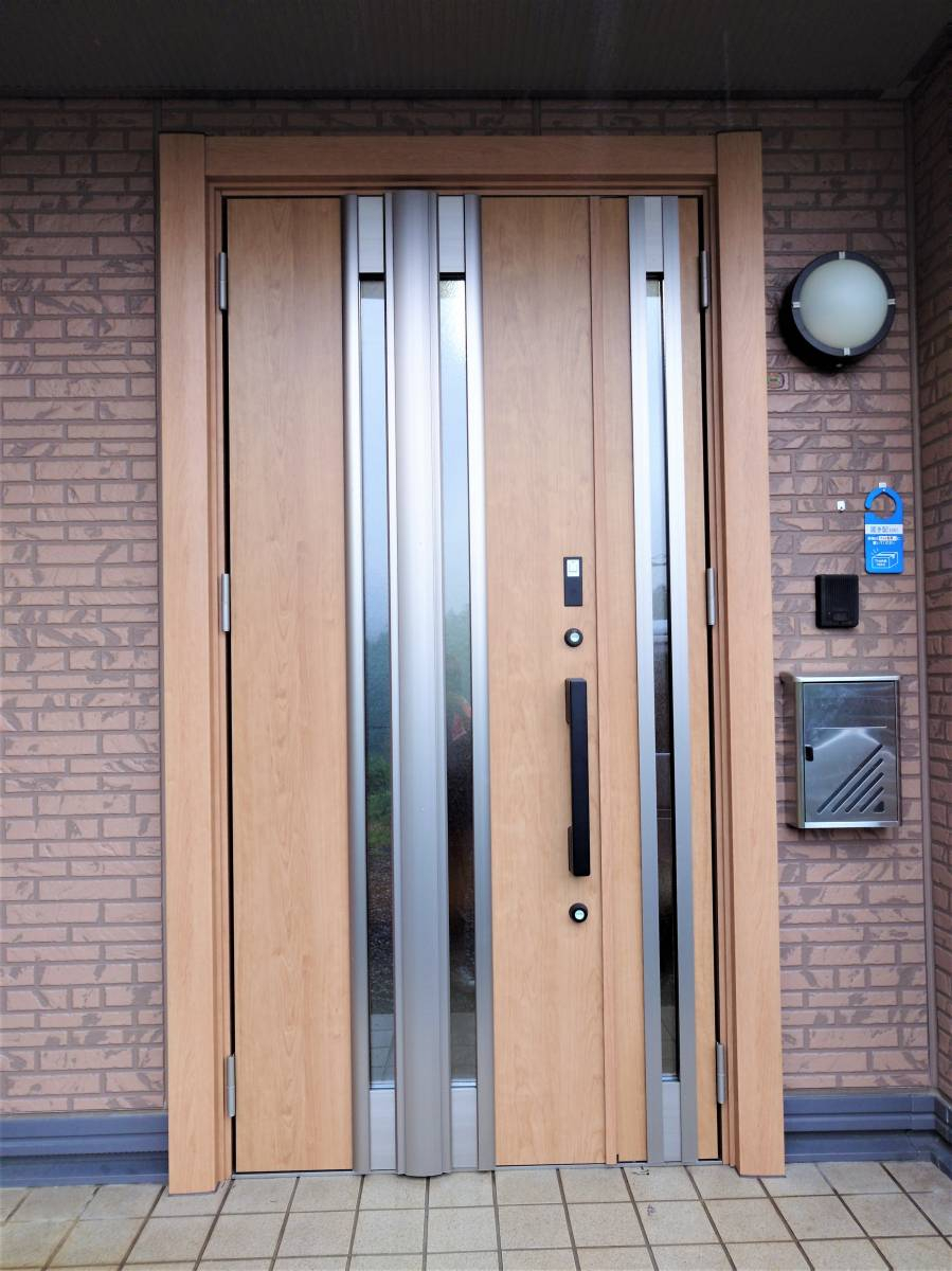 ワタナベトーヨー住器のリシェント玄関ドアと網戸しまえるんですαの施工後の写真1
