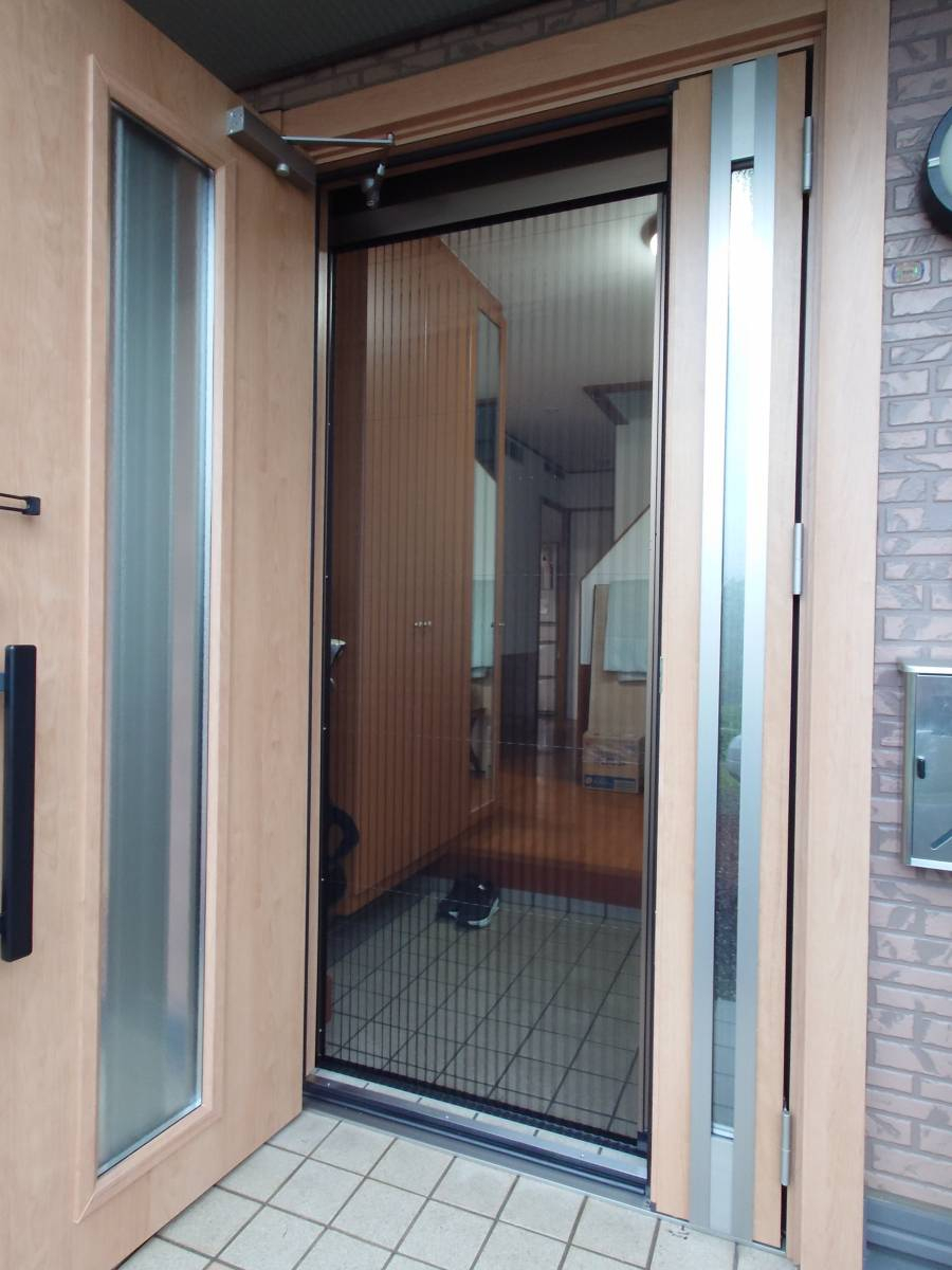 ワタナベトーヨー住器のリシェント玄関ドアと網戸しまえるんですαの施工後の写真2