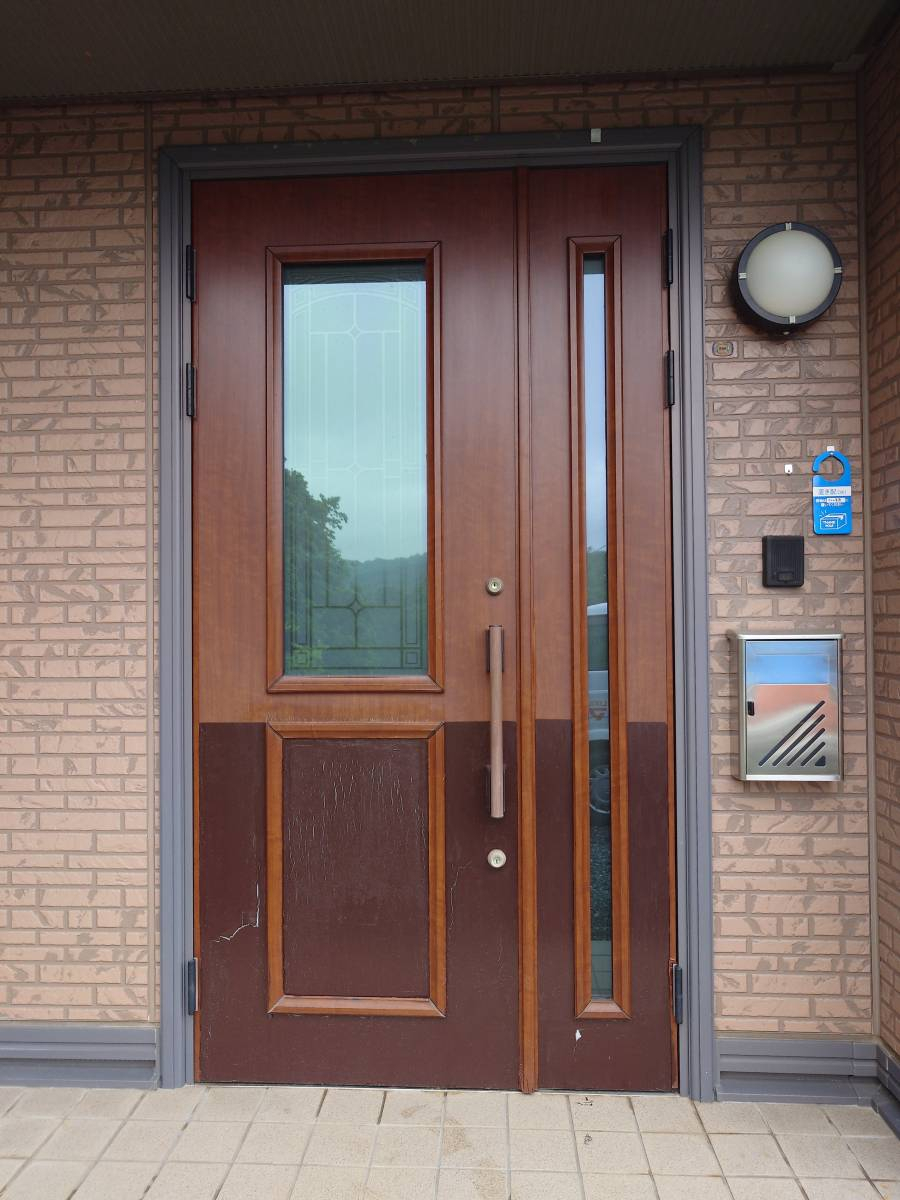 ワタナベトーヨー住器のリシェント玄関ドアと網戸しまえるんですαの施工前の写真1