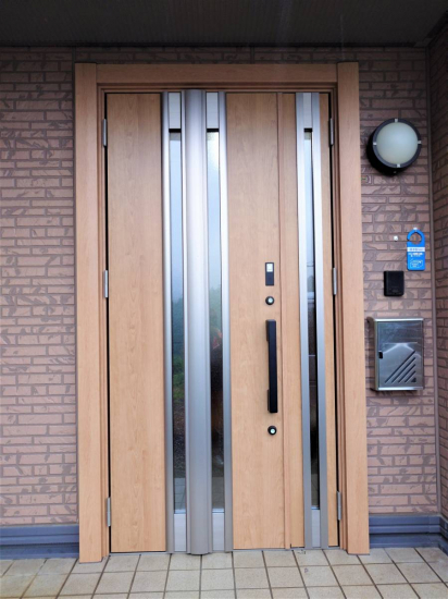 ワタナベトーヨー住器のリシェント玄関ドアと網戸しまえるんですα施工事例写真1