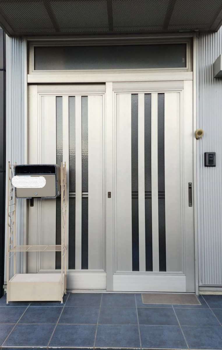 ワタナベトーヨー住器の《玄関引戸からドアへリフォーム》の施工前の写真1