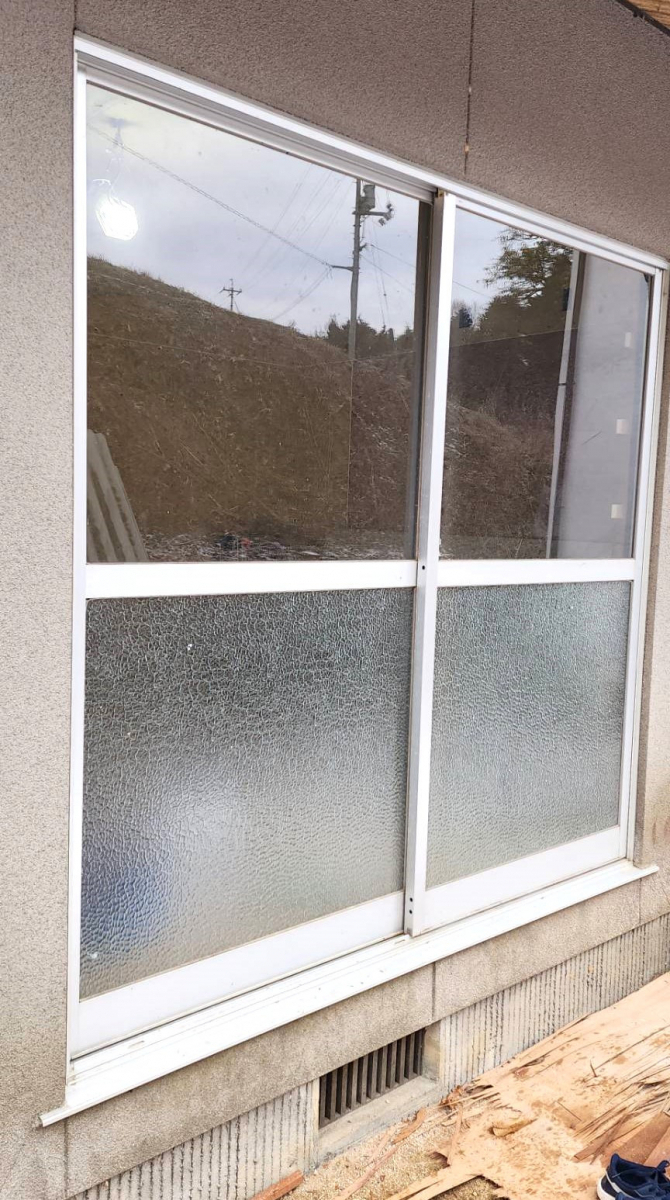 ワタナベトーヨー住器の補助金対象　カバー工法取替窓　《リプラス》の施工前の写真1