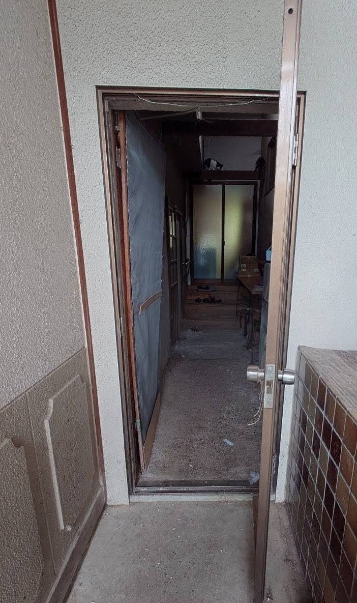ワタナベトーヨー住器の勝手口ドア交換で快適＆安心にの施工前の写真1