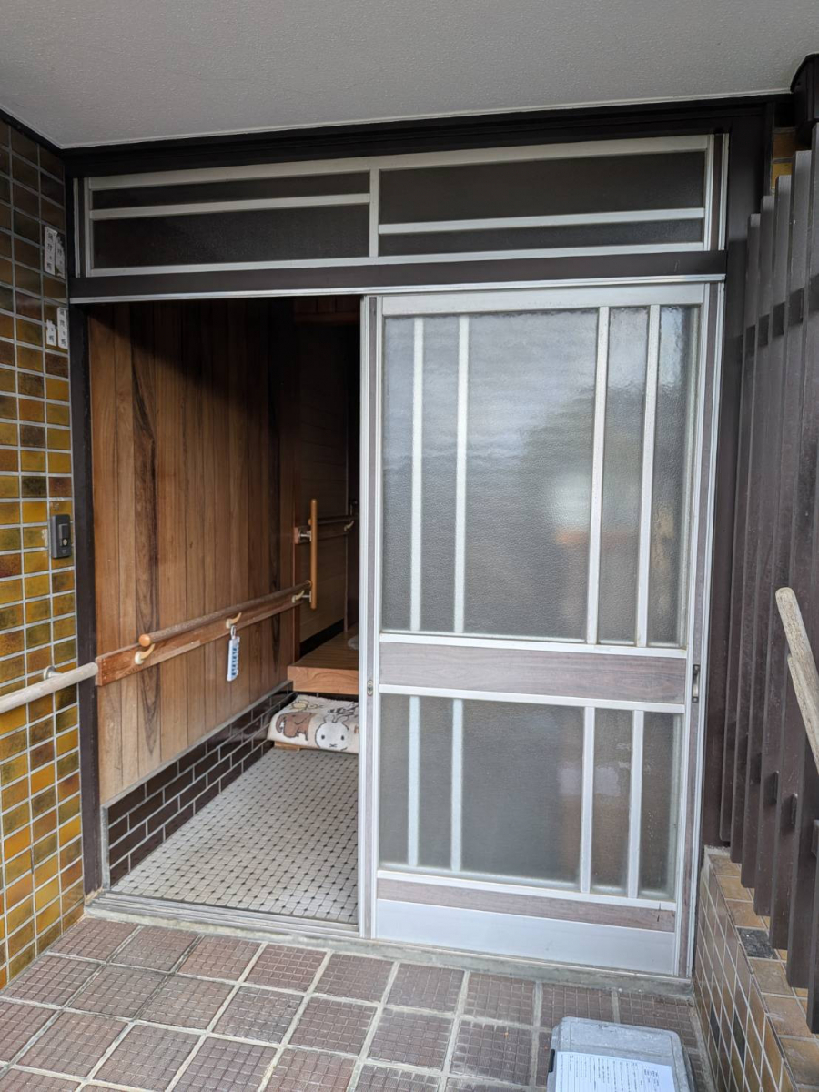 ワタナベトーヨー住器のリシェント玄関引戸の施工前の写真1