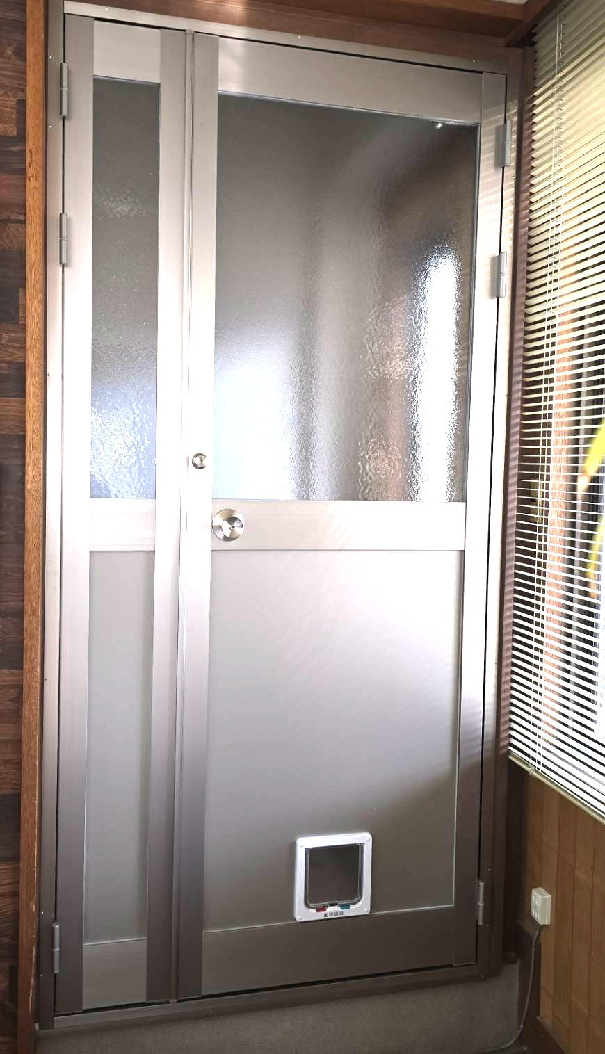 ワタナベトーヨー住器の勝手口ドア取付＋ペットドア加工の施工後の写真1