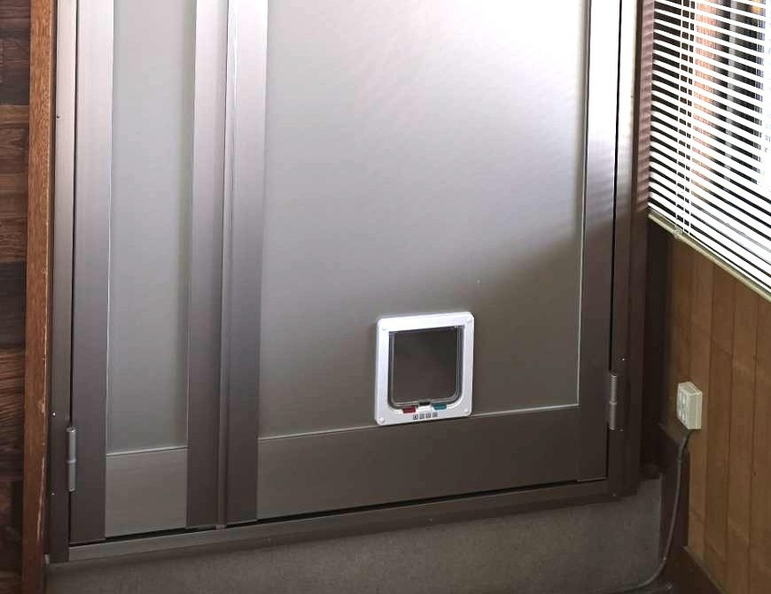 ワタナベトーヨー住器の勝手口ドア取付＋ペットドア加工の施工後の写真2