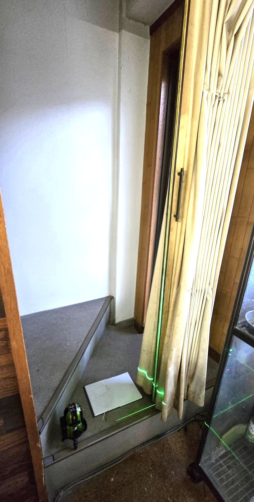 ワタナベトーヨー住器の勝手口ドア取付＋ペットドア加工の施工前の写真1