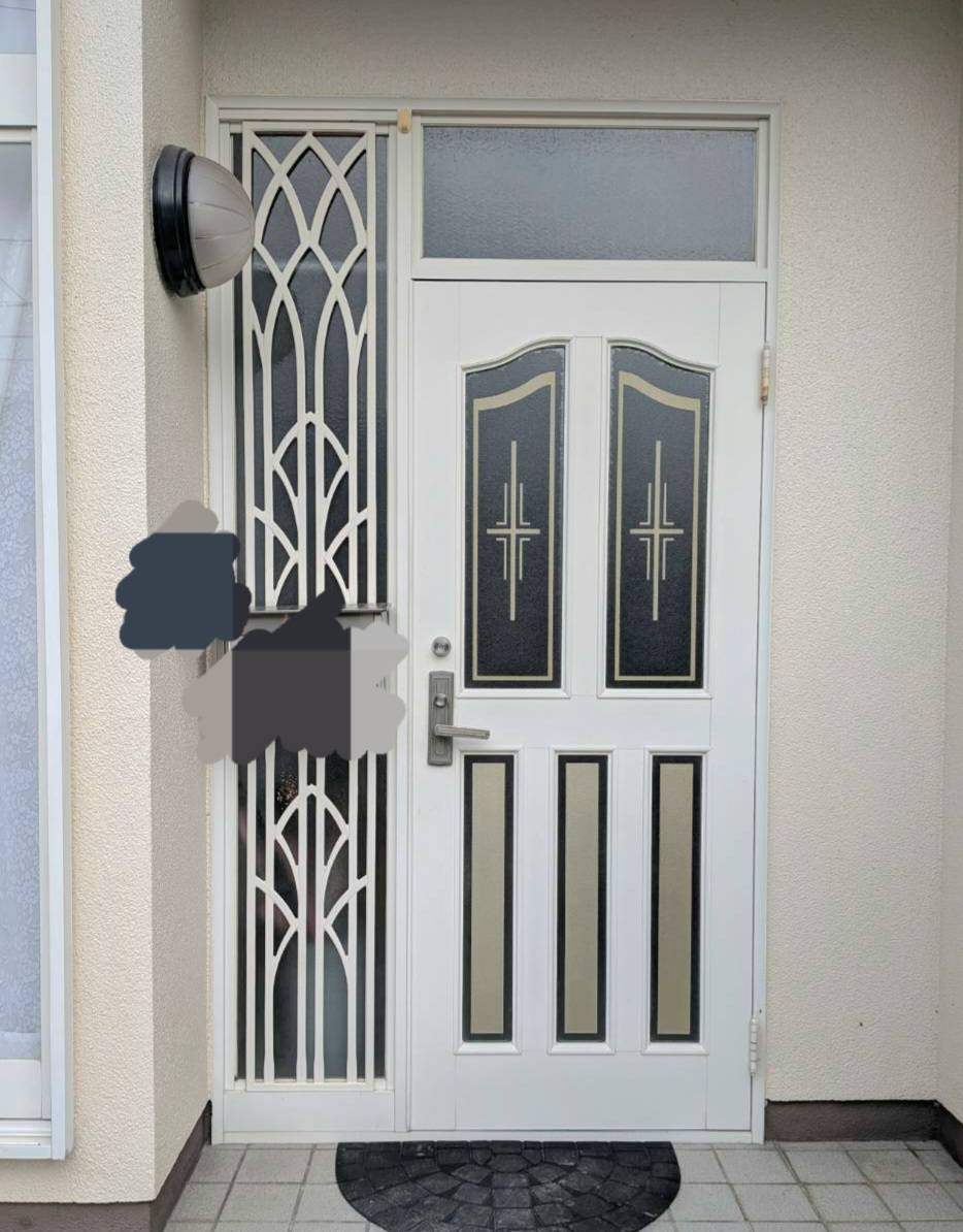 ワタナベトーヨー住器のリシェント玄関ドアで印象一新の施工前の写真1