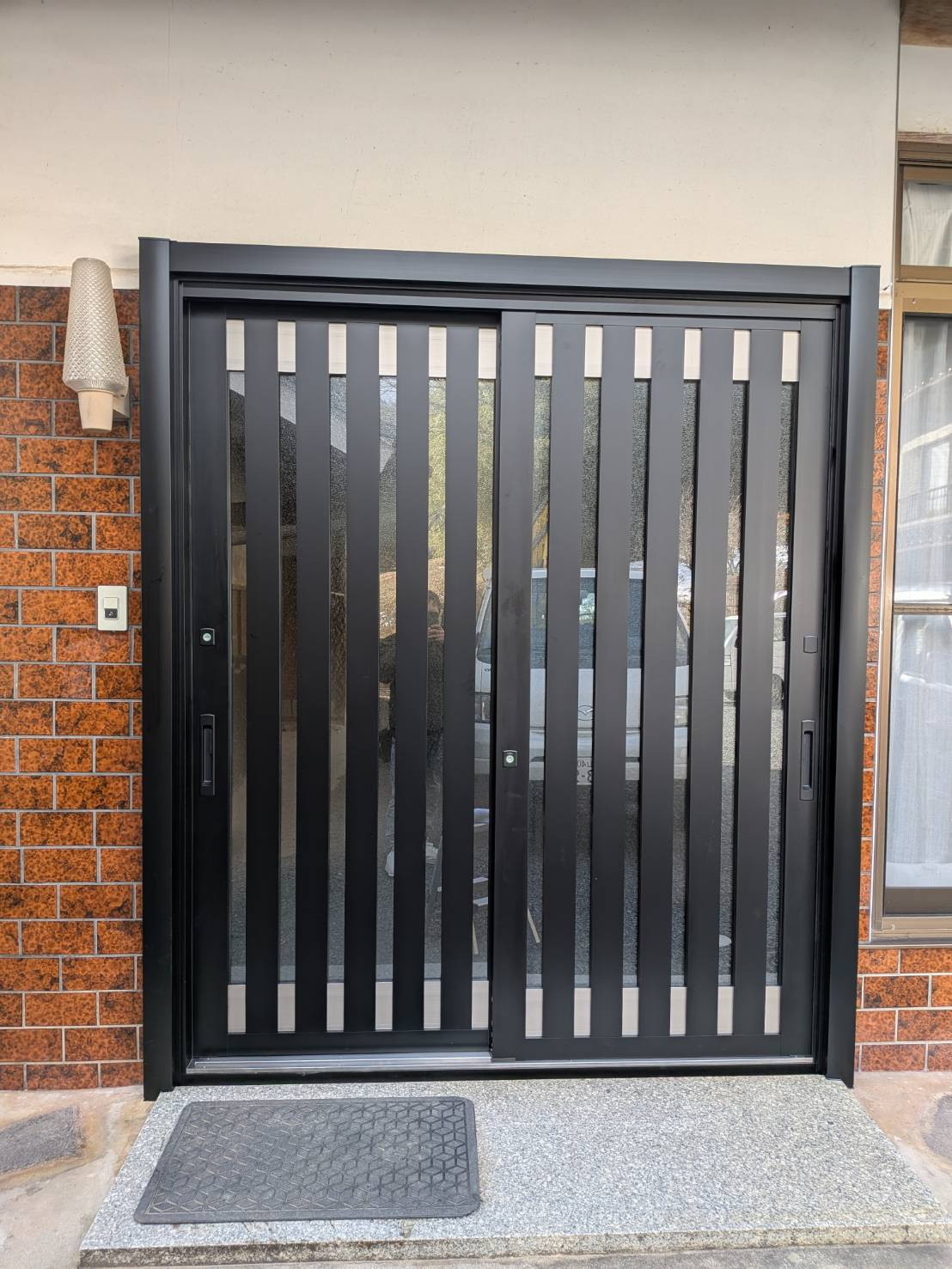 ワタナベトーヨー住器の玄関引戸を1日でリフォーム｜LIXILリシェント施工の施工後の写真1