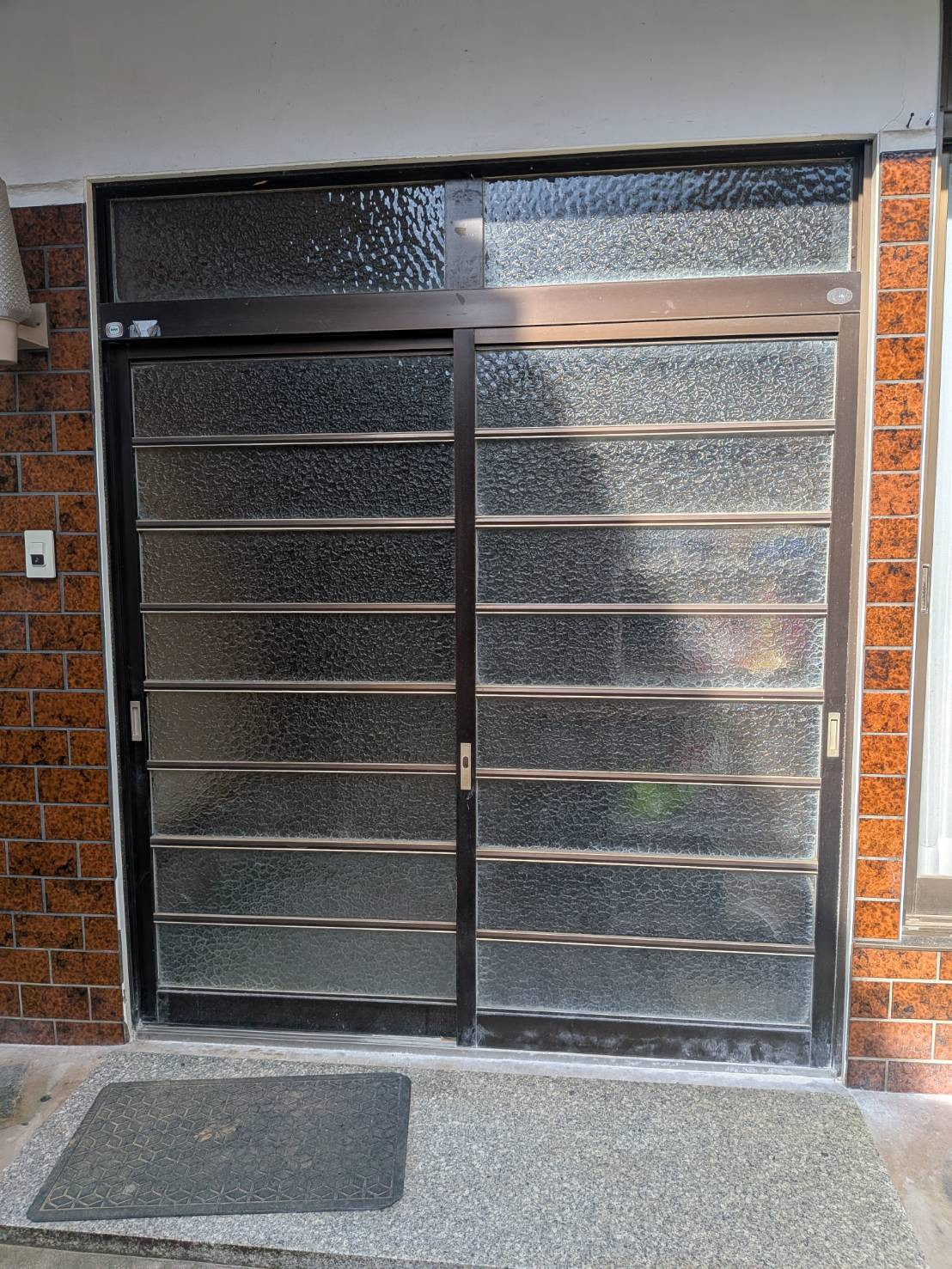 ワタナベトーヨー住器の玄関引戸を1日でリフォーム｜LIXILリシェント施工の施工前の写真1