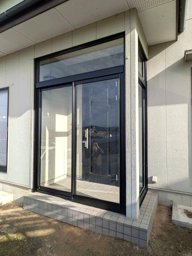 ワタナベトーヨー住器の風除室設置で快適な玄関空間へリフォームの施工後の写真1