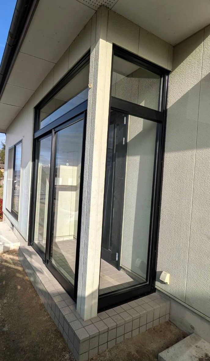 ワタナベトーヨー住器の風除室設置で快適な玄関空間へリフォームの施工後の写真2