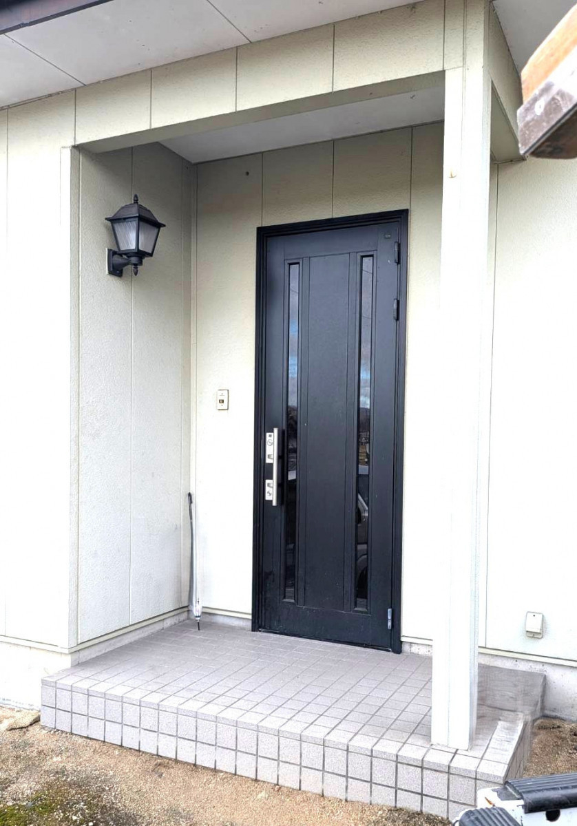 ワタナベトーヨー住器の風除室設置で快適な玄関空間へリフォームの施工前の写真1