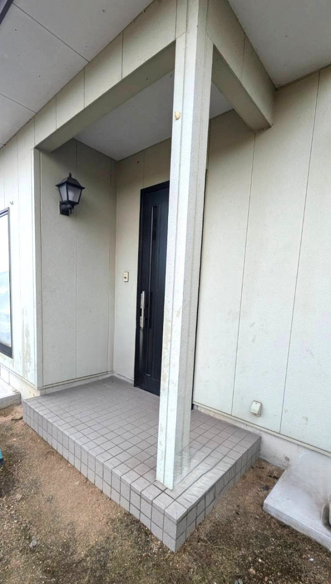 ワタナベトーヨー住器の風除室設置で快適な玄関空間へリフォームの施工前の写真2