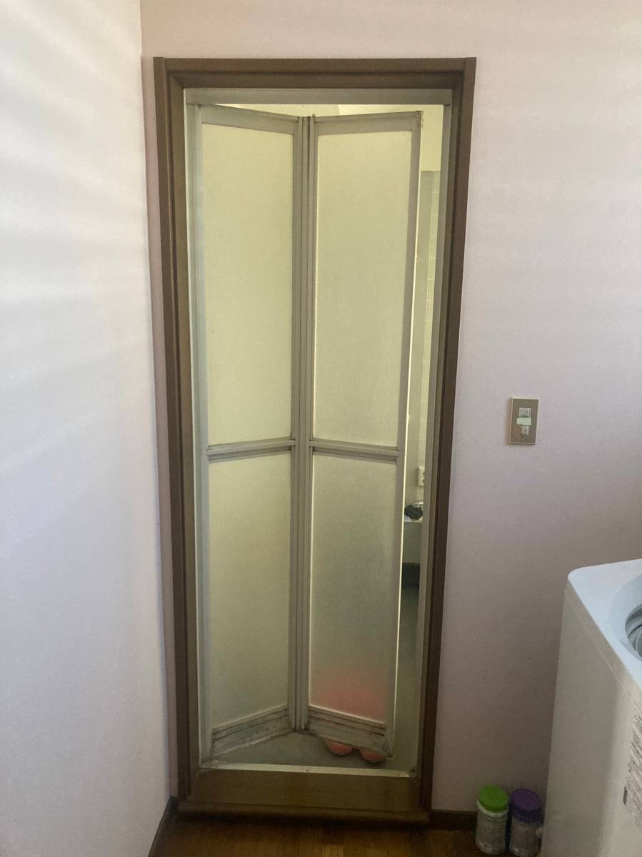 つくば住生活 石岡店の浴室ドアも簡単工事でパッと交換の施工前の写真1