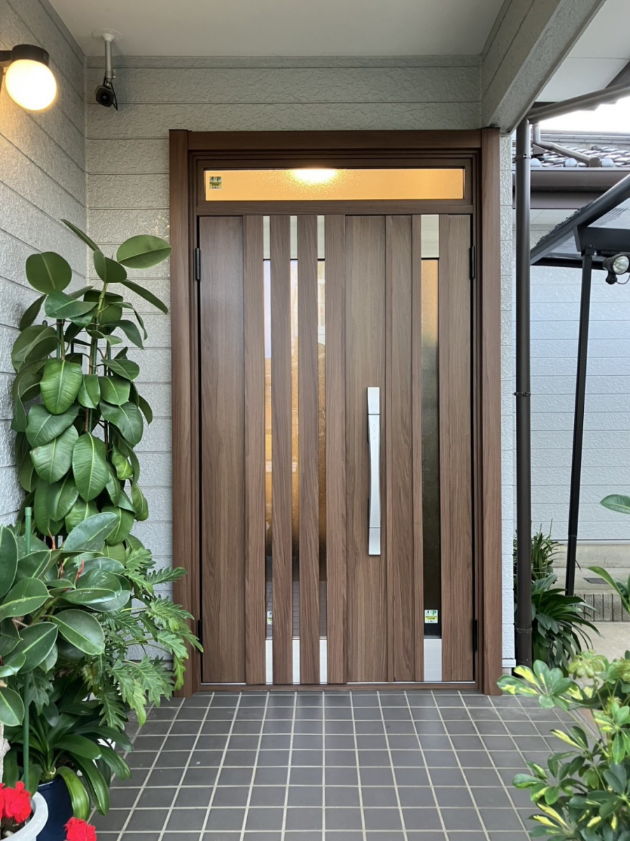 つくば住生活 石岡店の防犯・便利・断熱!スマートロックシステムFamiLock付き玄関ドアに1日でリフォームの施工後の写真1