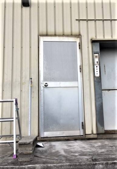 つくば住生活 石岡店の工場のドアもお任せください！の施工前の写真2