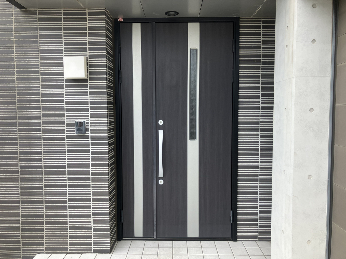 つくば住生活 石岡店のLIXIL リシェント玄関ドア3で玄関リフォーム｜1日で明るく快適な玄関への施工前の写真1