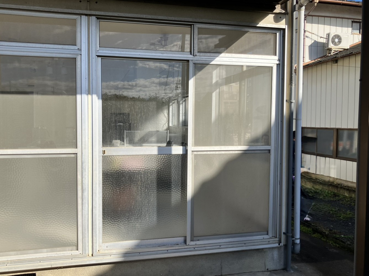 つくば住生活 石岡店の古いサッシから最新断熱窓へ！LIXILリプラスで断熱性と採光性が大幅アップ！＜茨城県石岡市＞の施工前の写真1