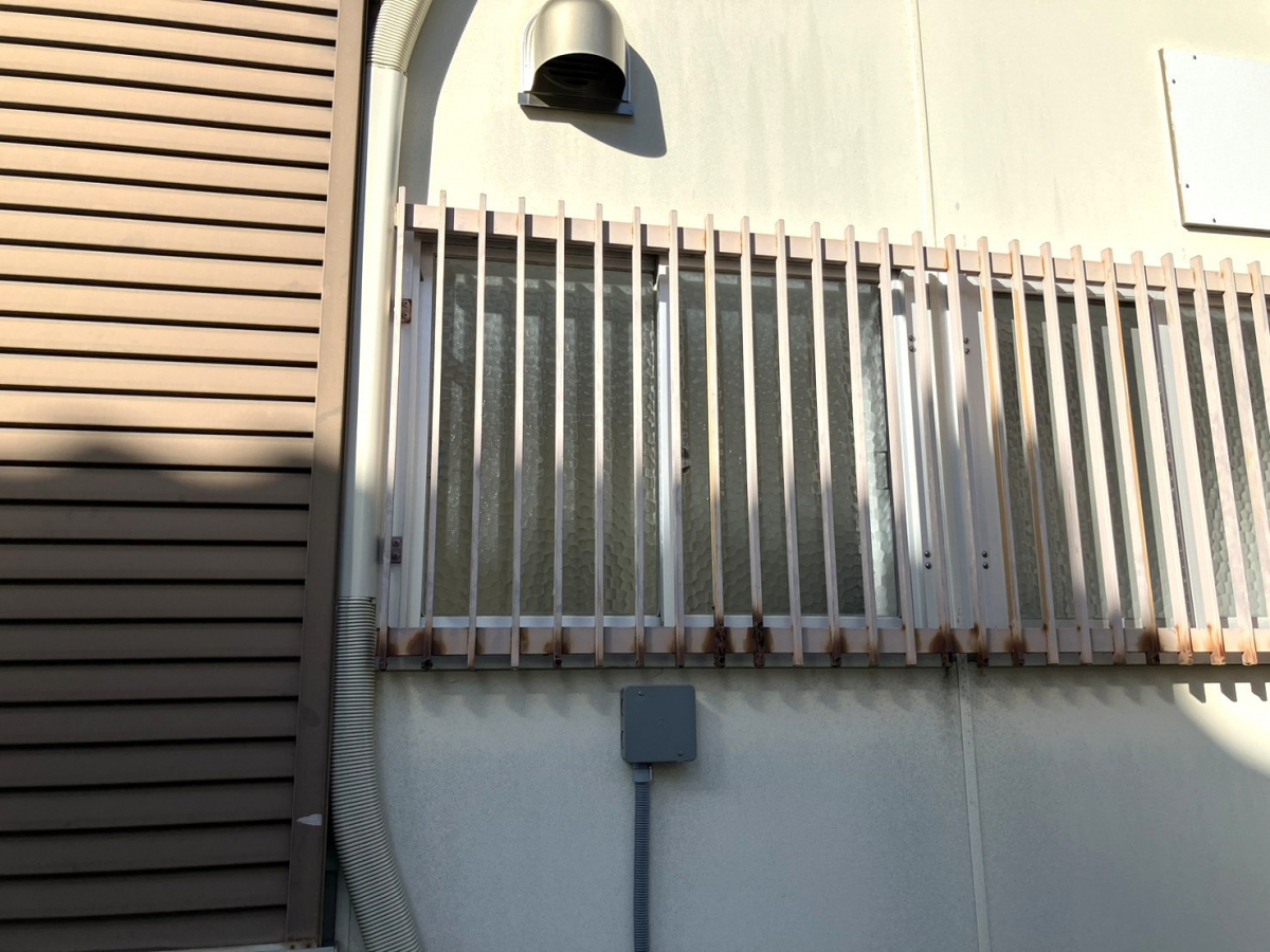 つくば住生活 石岡店の面格子付きの窓も高性能窓にスッキリ取替え。冬の寒さも侵入者も窓でブロック！＜茨城県石岡市＞の施工前の写真1