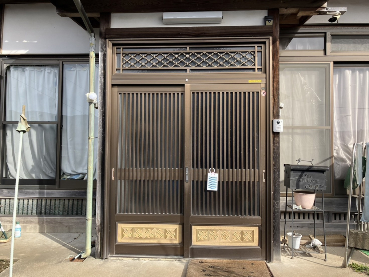 つくば住生活 石岡店の古くなった玄関を１日で取替え｜LIXILリシェントで防犯性とデザイン性が大幅アップ＜茨城県石岡市＞の施工前の写真1