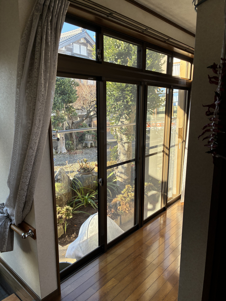 つくば住生活 石岡店のLIXILのインプラスで廊下の寒さも、窓の結露も解消。冬こそ内窓で断熱を。＜茨城県石岡市の施工例＞の施工前の写真1