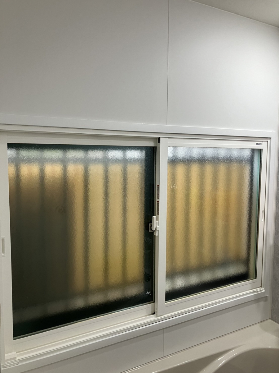 つくば住生活 石岡店の浴室窓の断熱（内窓）で、冬のお風呂も暖かく快適に。ヒートショック対策にも。＜茨城県笠間市の施工例＞の施工後の写真1