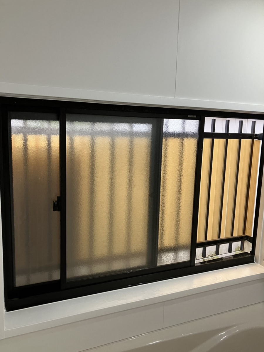 つくば住生活 石岡店の浴室窓の断熱（内窓）で、冬のお風呂も暖かく快適に。ヒートショック対策にも。＜茨城県笠間市の施工例＞の施工前の写真1