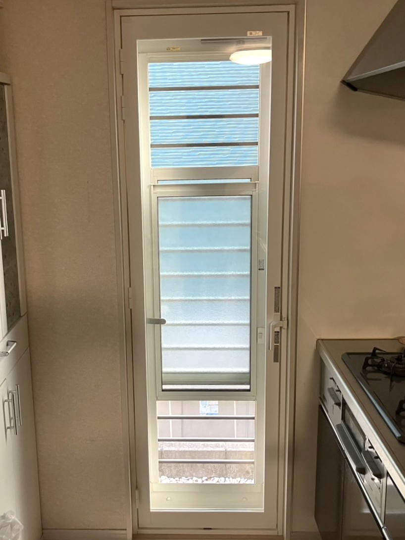 つくば住生活 石岡店の勝手口に内窓インプラス（テラスドア）設置｜断熱・防音・防犯対策の施工事例 ～茨城県かすみがうら市～の施工後の写真1