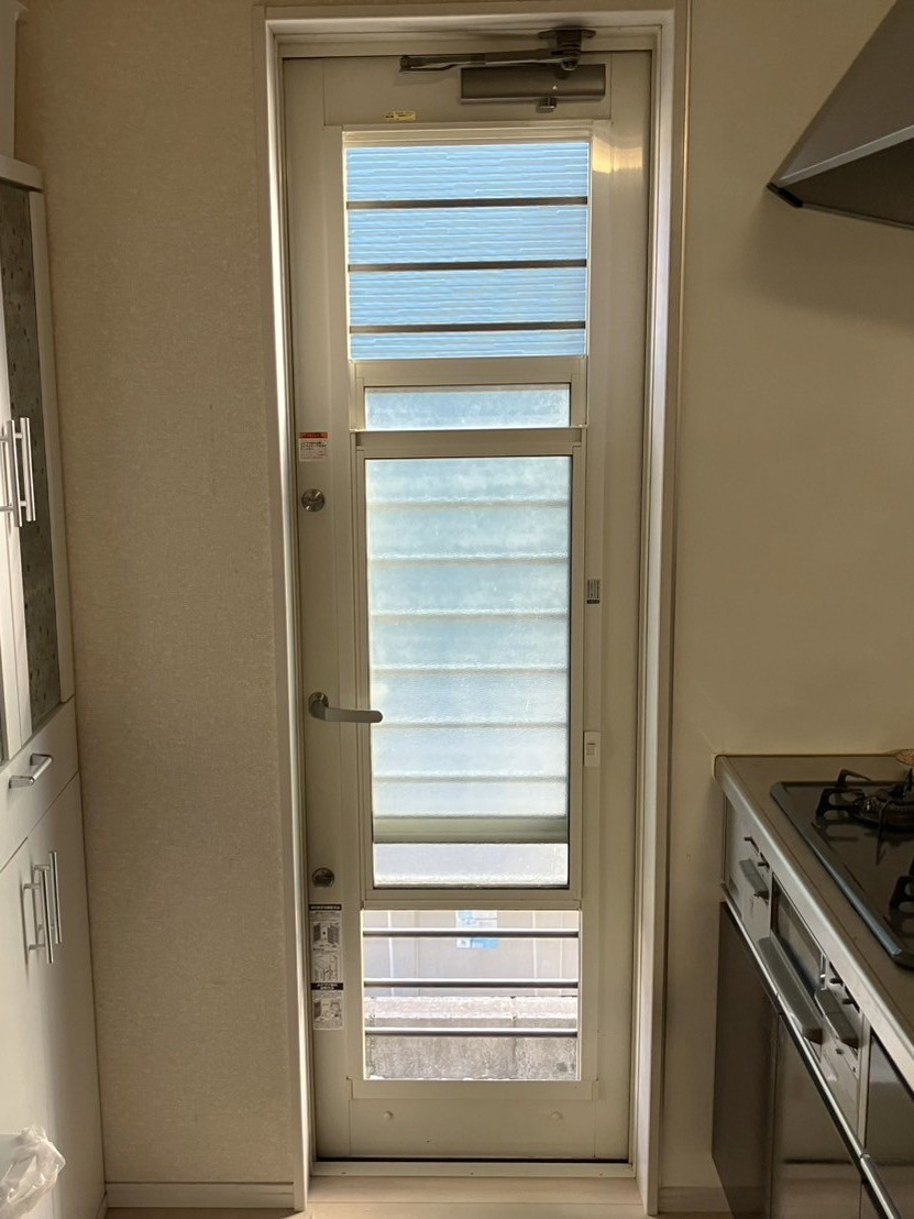 つくば住生活 石岡店の勝手口に内窓インプラス（テラスドア）設置｜断熱・防音・防犯対策の施工事例 ～茨城県かすみがうら市～の施工前の写真1
