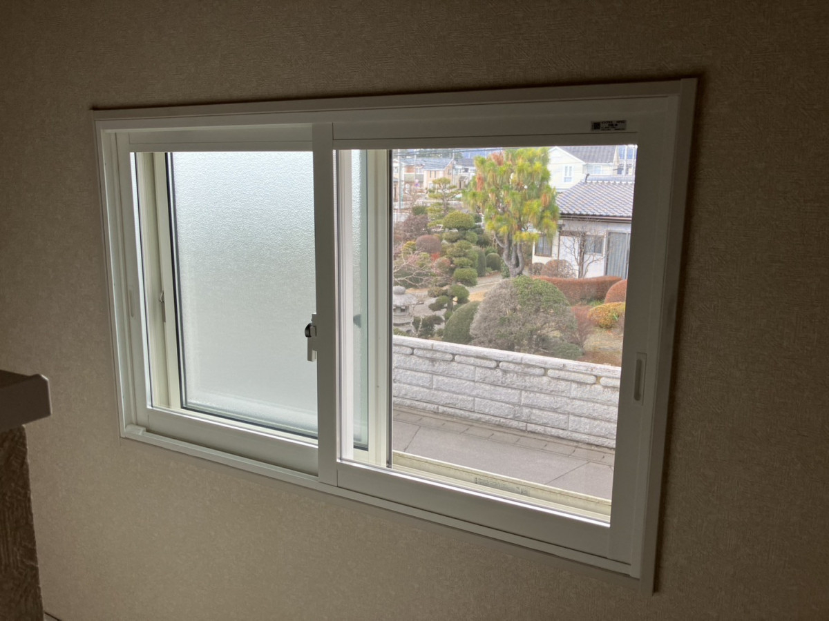 つくば住生活 石岡店の【かすみがうら市の窓リフォーム】階段の寒さを解消｜内窓インプラス施工事例・補助金対象の施工後の写真1
