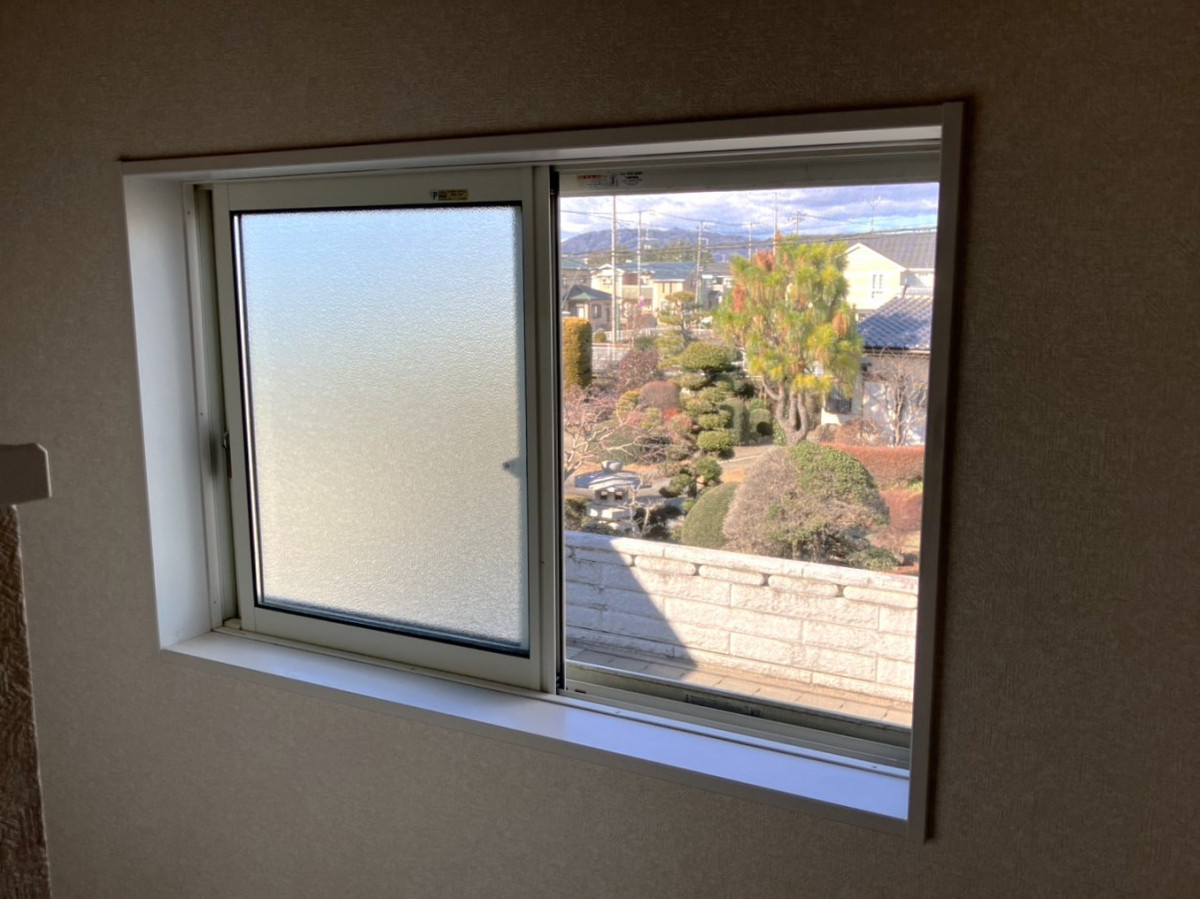 つくば住生活 石岡店の【かすみがうら市の窓リフォーム】階段の寒さを解消｜内窓インプラス施工事例・補助金対象の施工前の写真1