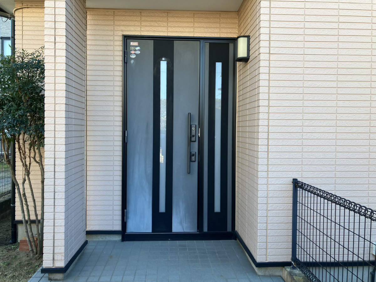 つくば住生活 石岡店の【土浦市】玄関ドア交換で断熱・防犯性アップ｜LIXILリシェント玄関ドア3 G77型施工事例の施工前の写真1