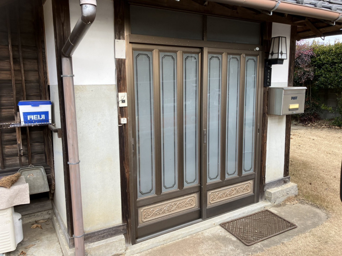 つくば住生活 石岡店の玄関引き戸交換リフォーム｜LIXILリシェント玄関引き戸2の施工事例と効果＜茨城県石岡市＞の施工前の写真1