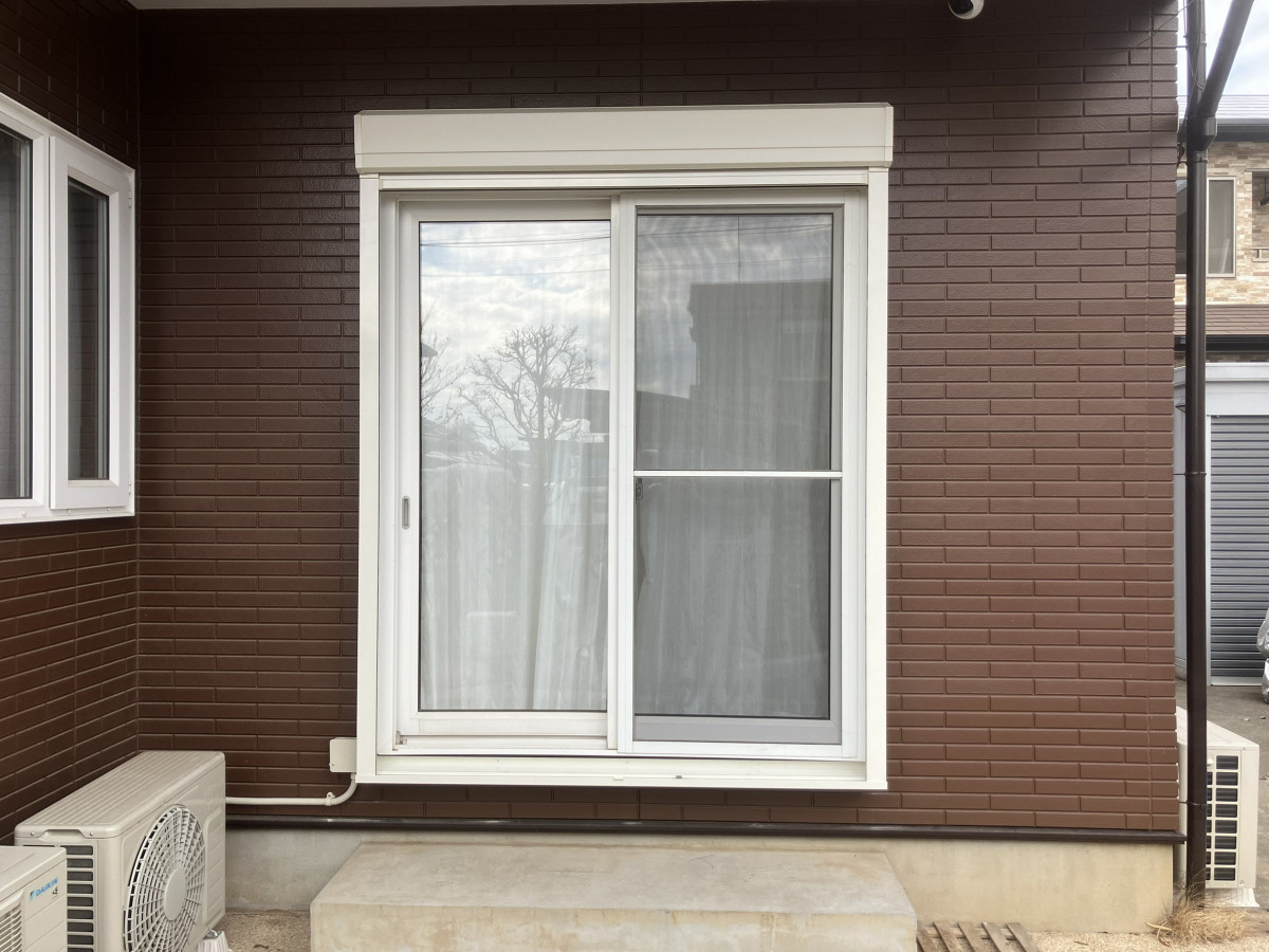 つくば住生活 石岡店の防犯対策に最適！窓も外壁も壊さず当日施工｜電動リフォームシャッター取付け工事（茨城県土浦市）の施工後の写真1