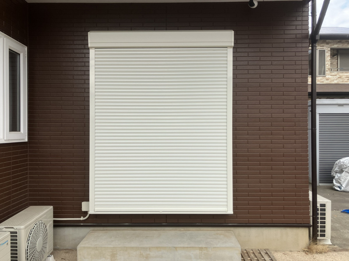 つくば住生活 石岡店の防犯対策に最適！窓も外壁も壊さず当日施工｜電動リフォームシャッター取付け工事（茨城県土浦市）の施工後の写真2