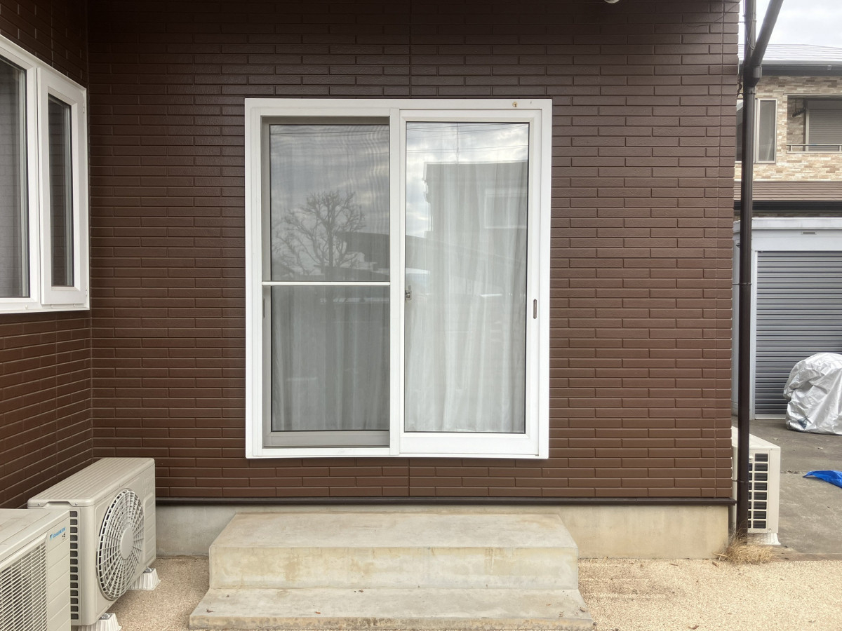 つくば住生活 石岡店の防犯対策に最適！窓も外壁も壊さず当日施工｜電動リフォームシャッター取付け工事（茨城県土浦市）の施工前の写真1